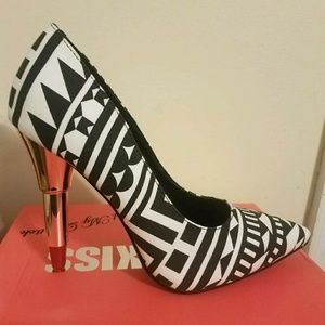 Black and white lipstick heel